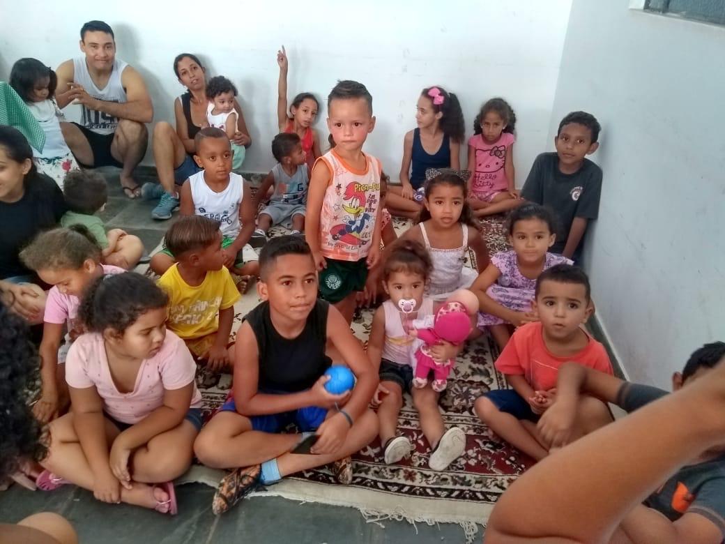 Roda de conversa com adolescentes e educadora social na ARCA